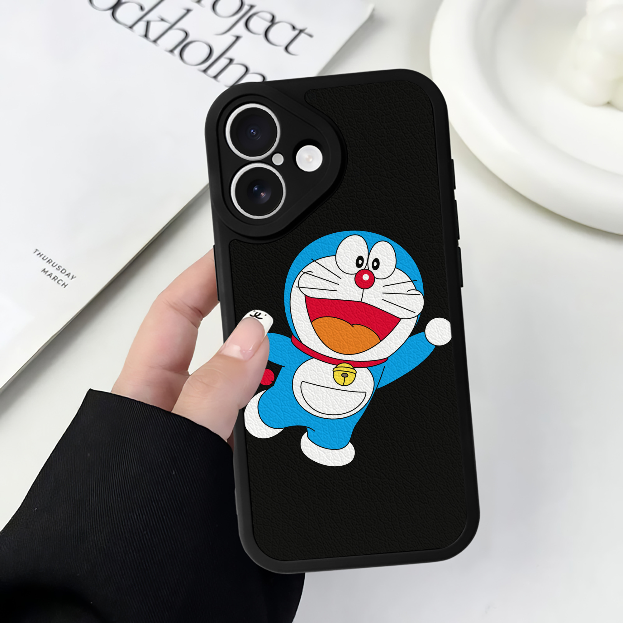 （画像用） ドラえもん Doraemon 【iPhone 16シリーズ対応】シリコンスマホケース（レザー調） 材質：シリコン
